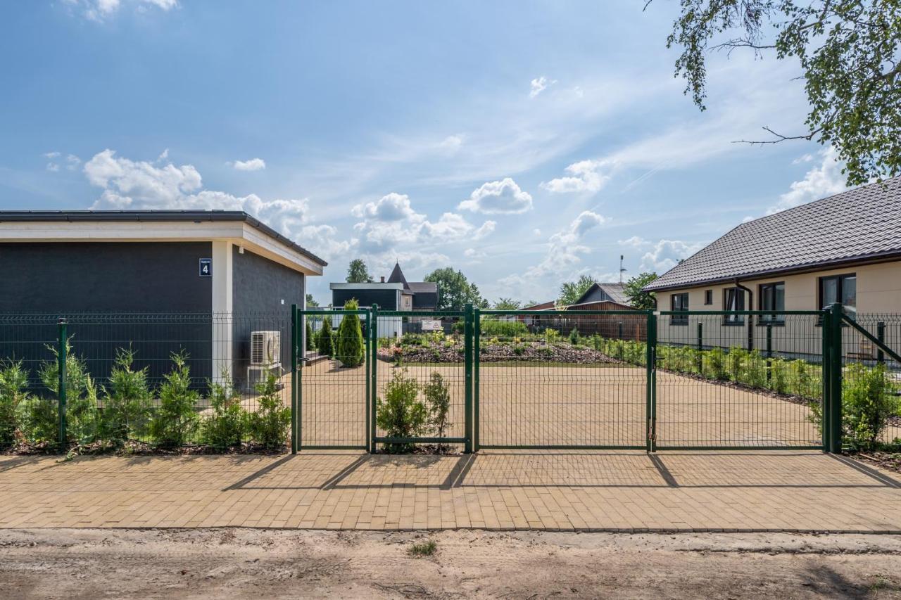 Family Garden House With Free Private Parking & Playground Villa รีกา ภายนอก รูปภาพ